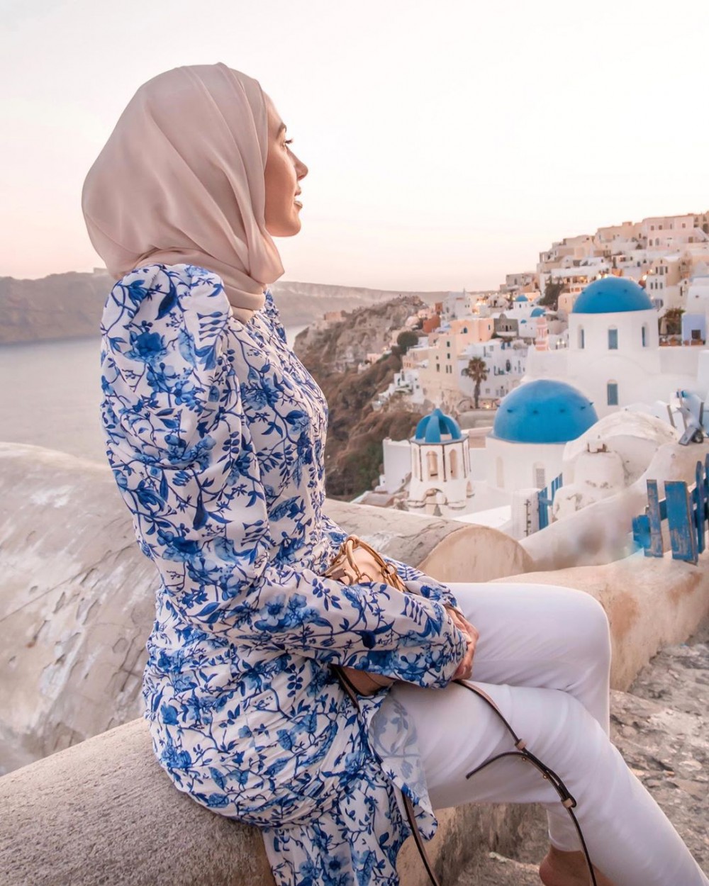 أزياء ناعمة للمحجبات لسفريات ذكرى الزواج