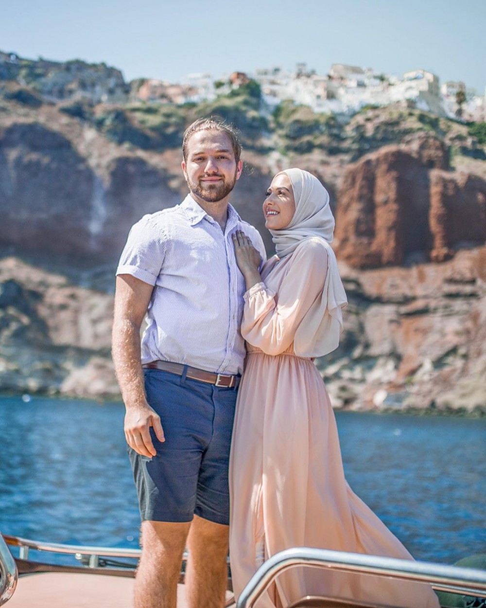 أزياء ناعمة للمحجبات لسفريات ذكرى الزواج
