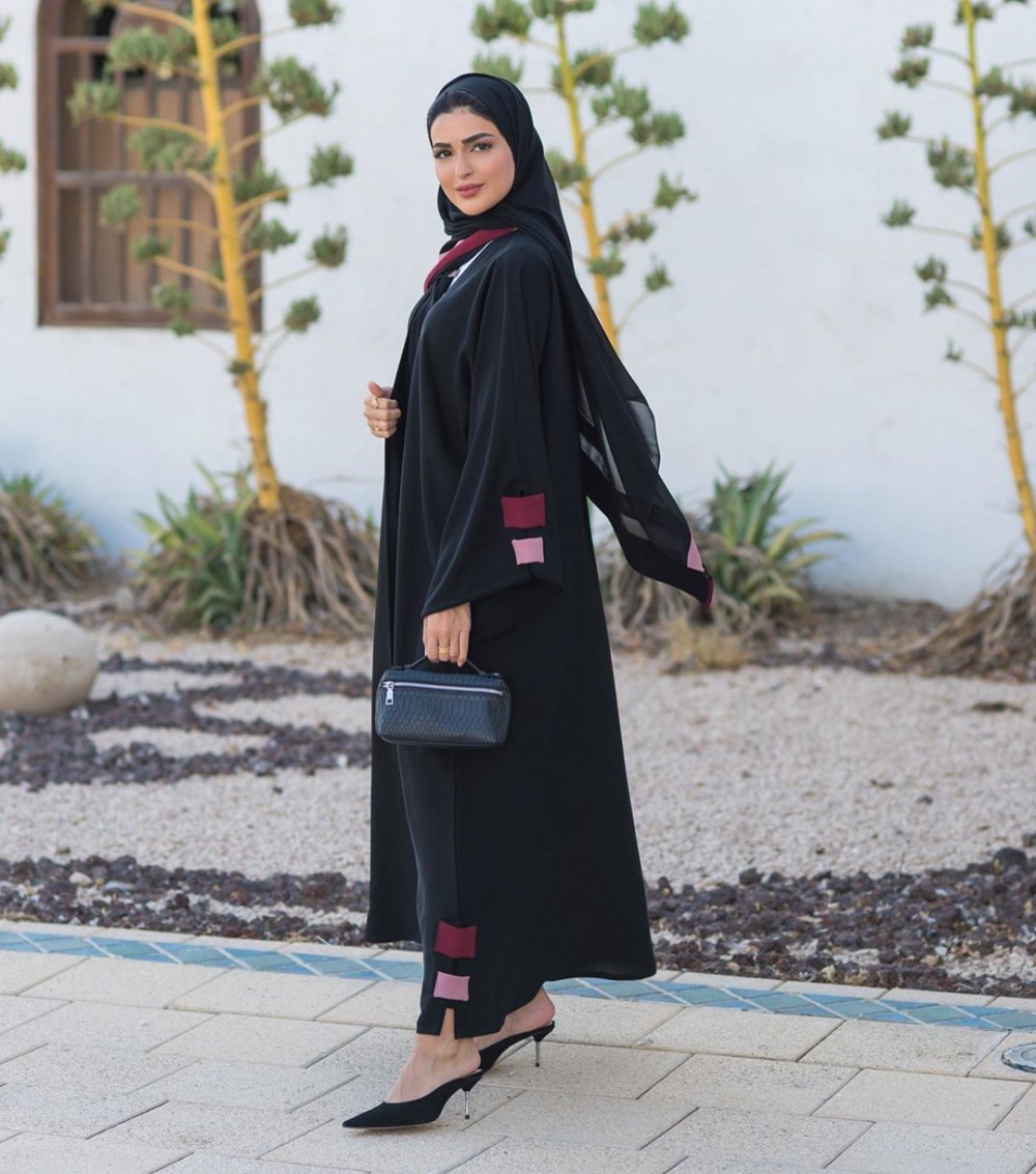 العباءة السوداء المثالية للعودة الى العمل