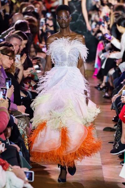 فستان مزين بالريش من schiaparelli