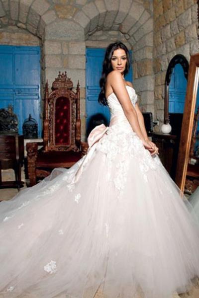اختارت نادين نسيب نجيم فستان زفاف من تصميم زهير مراد