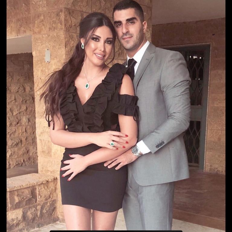 العروس كارن غراوي وزوجها جاد وهبي