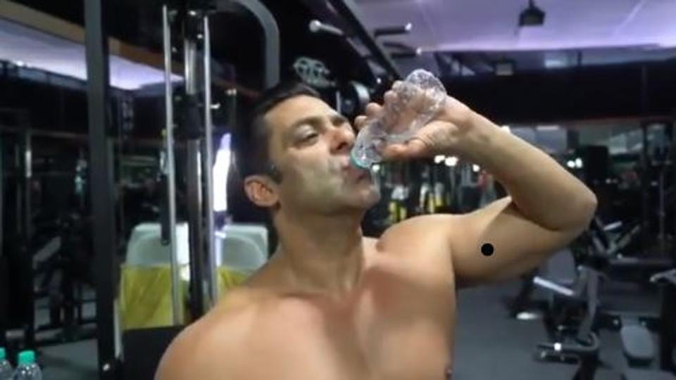سلمان خان يشرب الماء من زجاجة التحدي