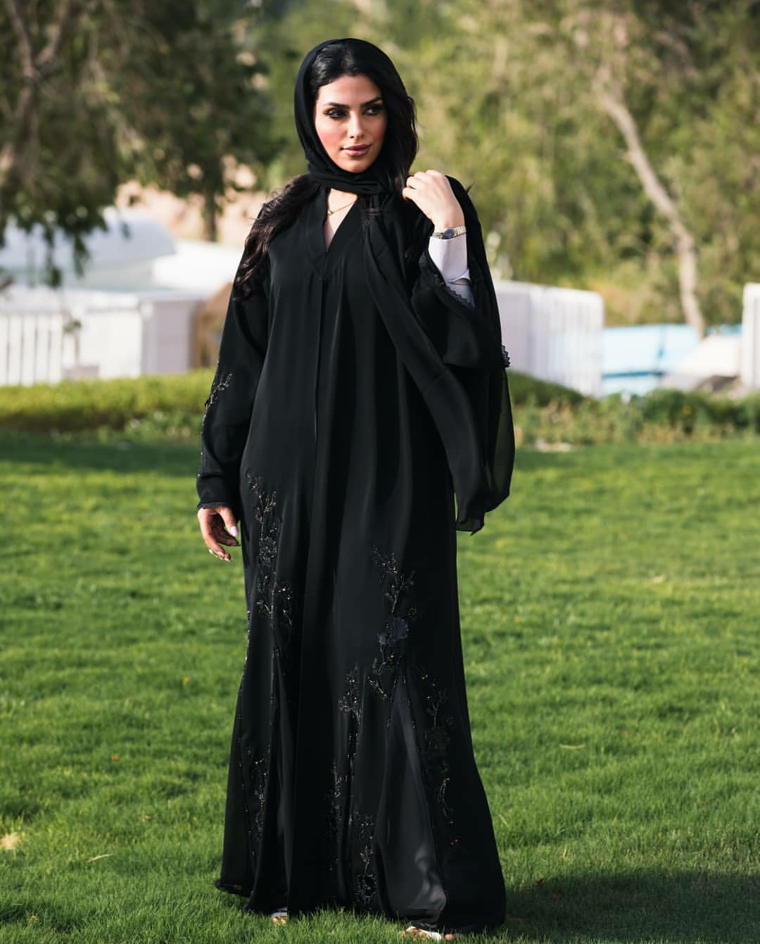 عباءة مطرزة من مجموعة Louzan