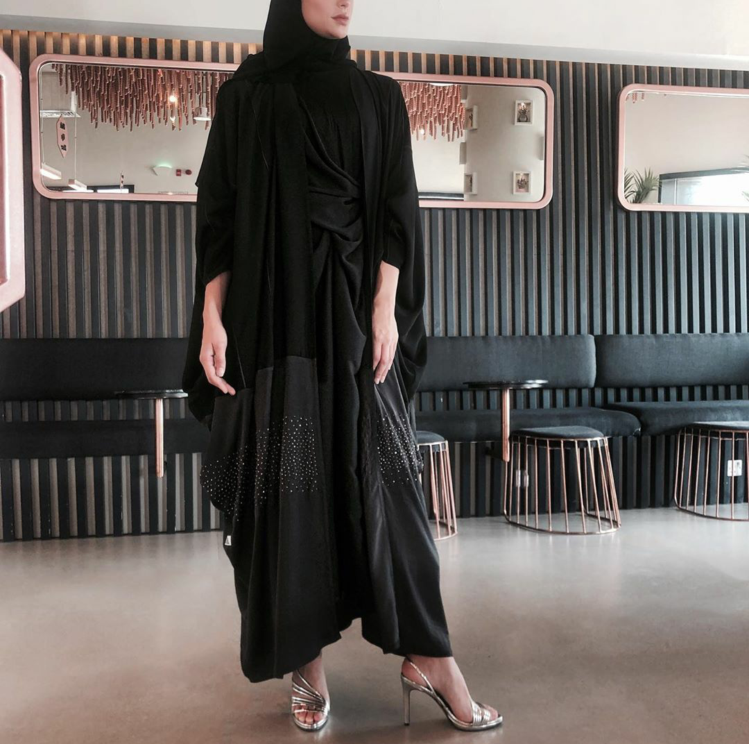 عباءة مطرزة من تصميم KM Collection