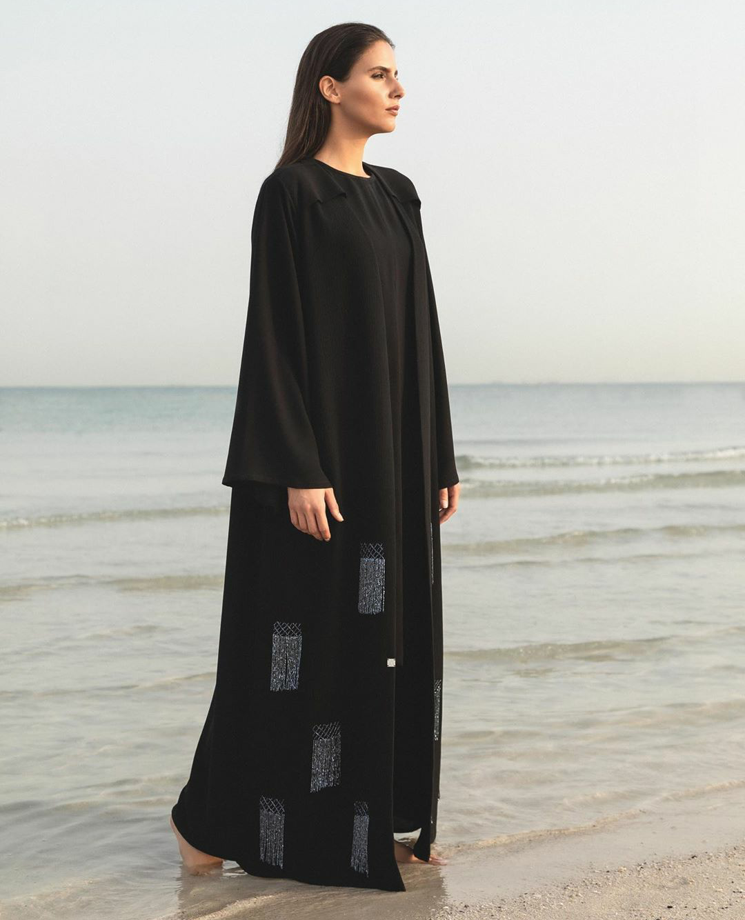 عبايه مطرزة من مجموعة Anatomi