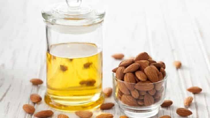 زيت اللوز المر لتبييض البشرة