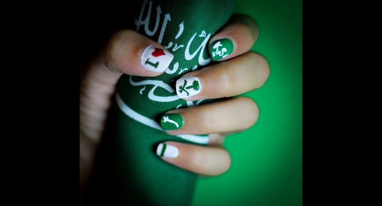مناكير باللون الأخضر مع رسومات العلم السعودي