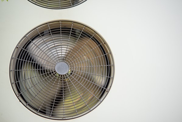تنظيف مروحة الشفط في المطبخ