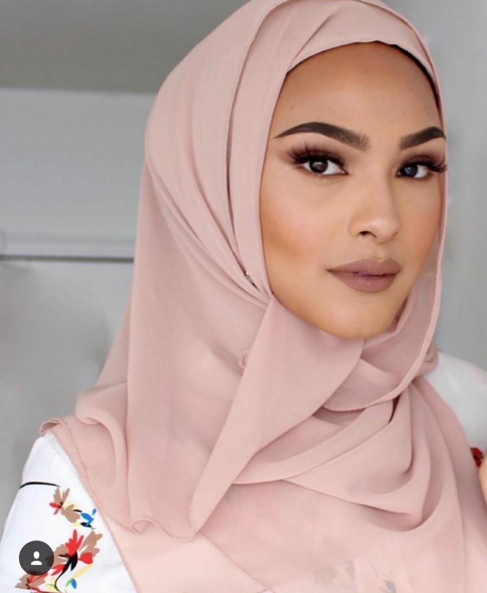 اختاري سكارف يناسب لون البشرة وشكل الوجه