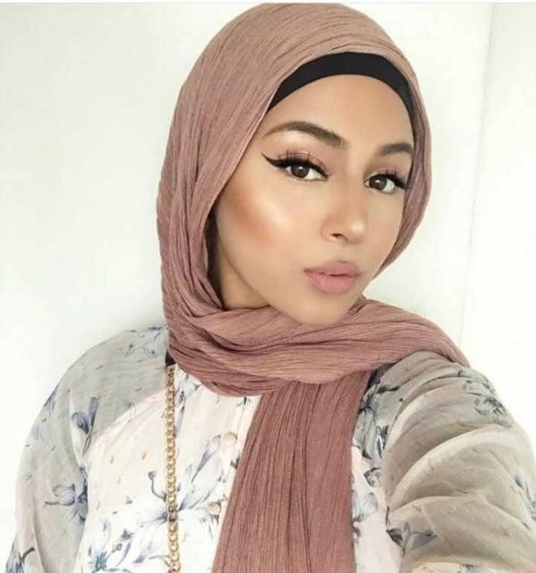 اختاري سكارف يناسب لون البشرة وشكل الوجه