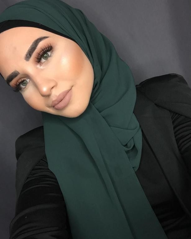 اختاري سكارف يناسب لون البشرة وشكل الوجه