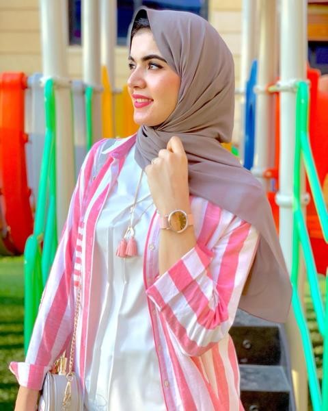 لفة حجاب تقليدية مع جعل الطرف الطويل إلى الخلف