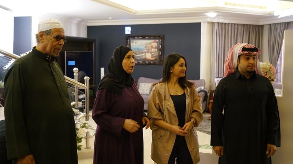 تتحمل مها أعباء المنزل كاملة