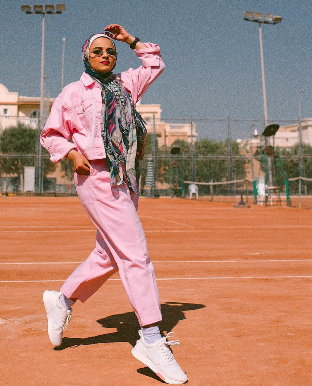 جاكيت جينز وردي مع بنطال Mom fit