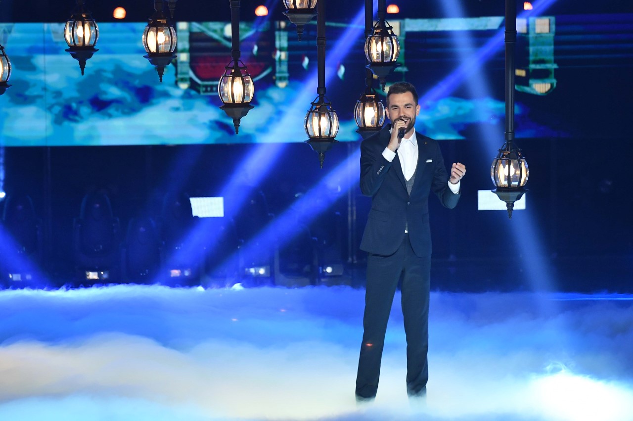 مهدي عياشي يغني في «ذا فويس»