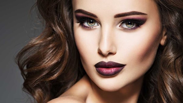 مكياج ماروني مع أحمر الشفاه العنبي