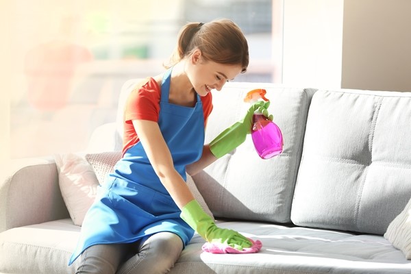 مرطب لتنظيف الأقمشة