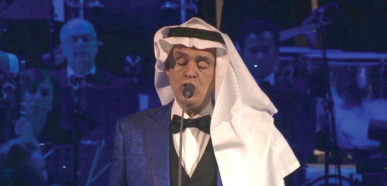 أندريا بوتشيلي يرتدي «الغترة والعقال» لإحياء حفل العلا