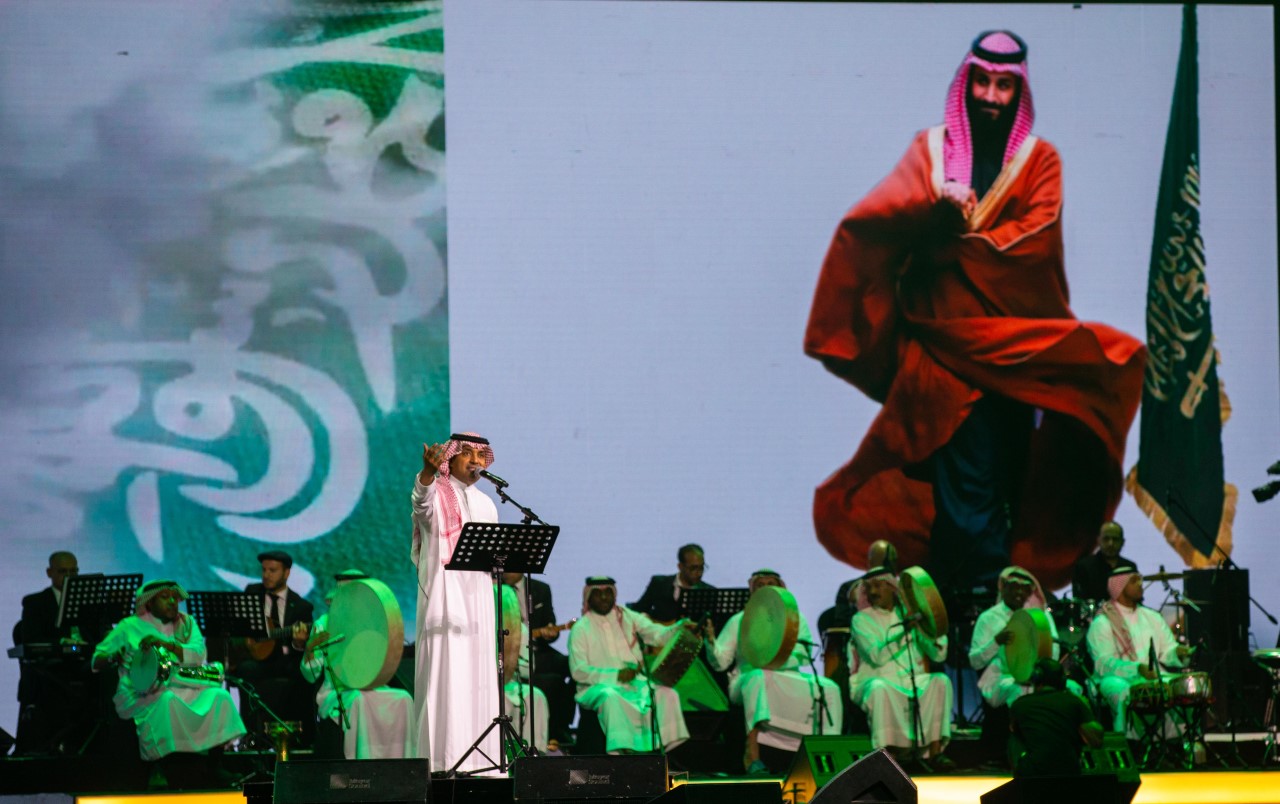 راشد الماجد يتغنى بالأغنية الوطنية في جميع حفلاته