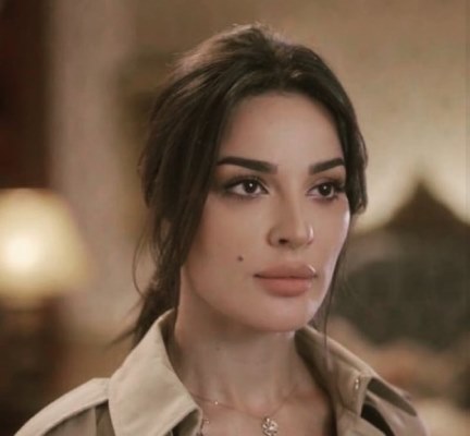 مكياج نادين نسيب نجيم في مسلسل خمسة ونص