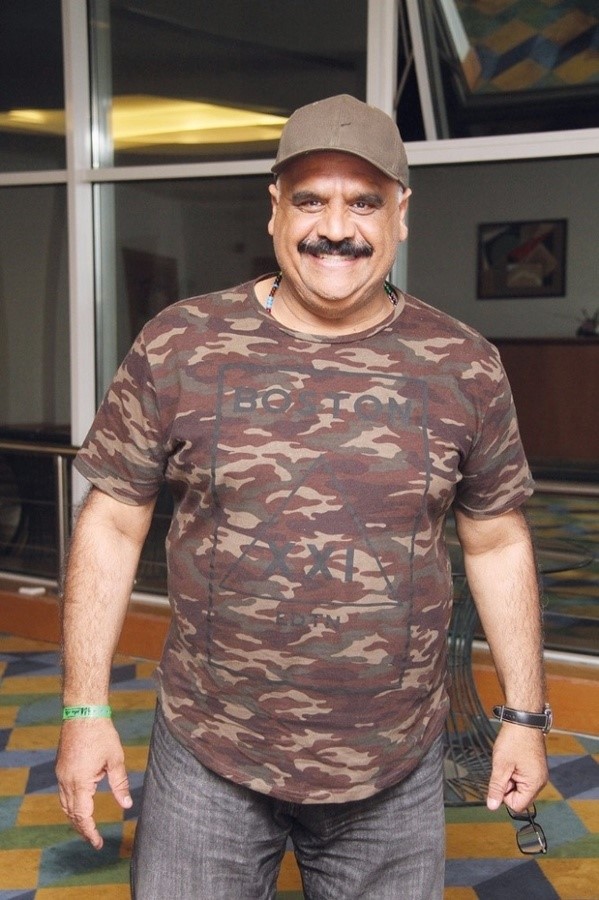 أول جائزة حصل عليها عن مسرحيته الدار