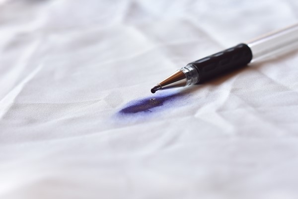 ازالة بقع الحبر من الملابس