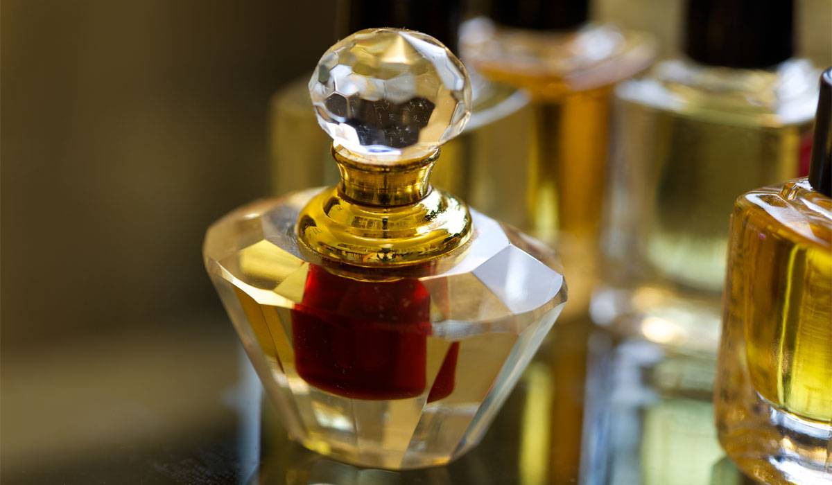 خلط دهن العود مع العطور الزهرية