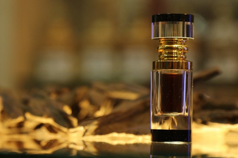 خلط دهن العود مع العطور الفرنسية