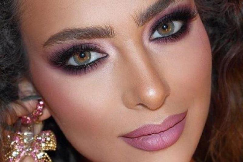 مكياج عيون وردي وأسود