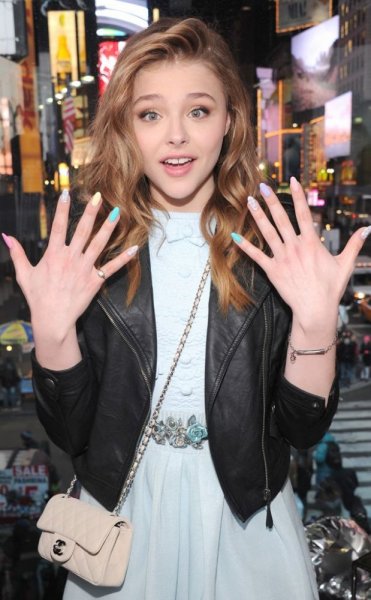 مناكير بتدرجات الباستيل من Chloe Maretz