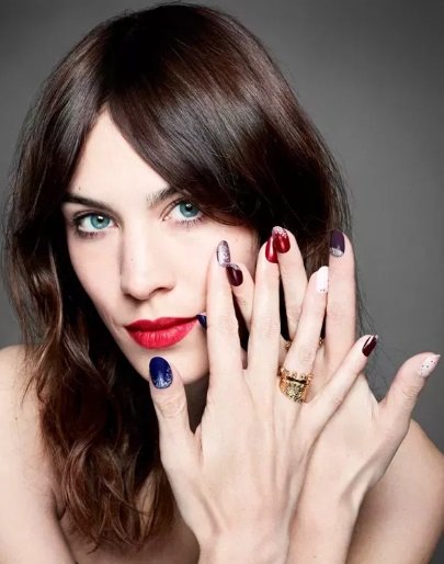 مناكير ملون بأسلوب Alexa Chung