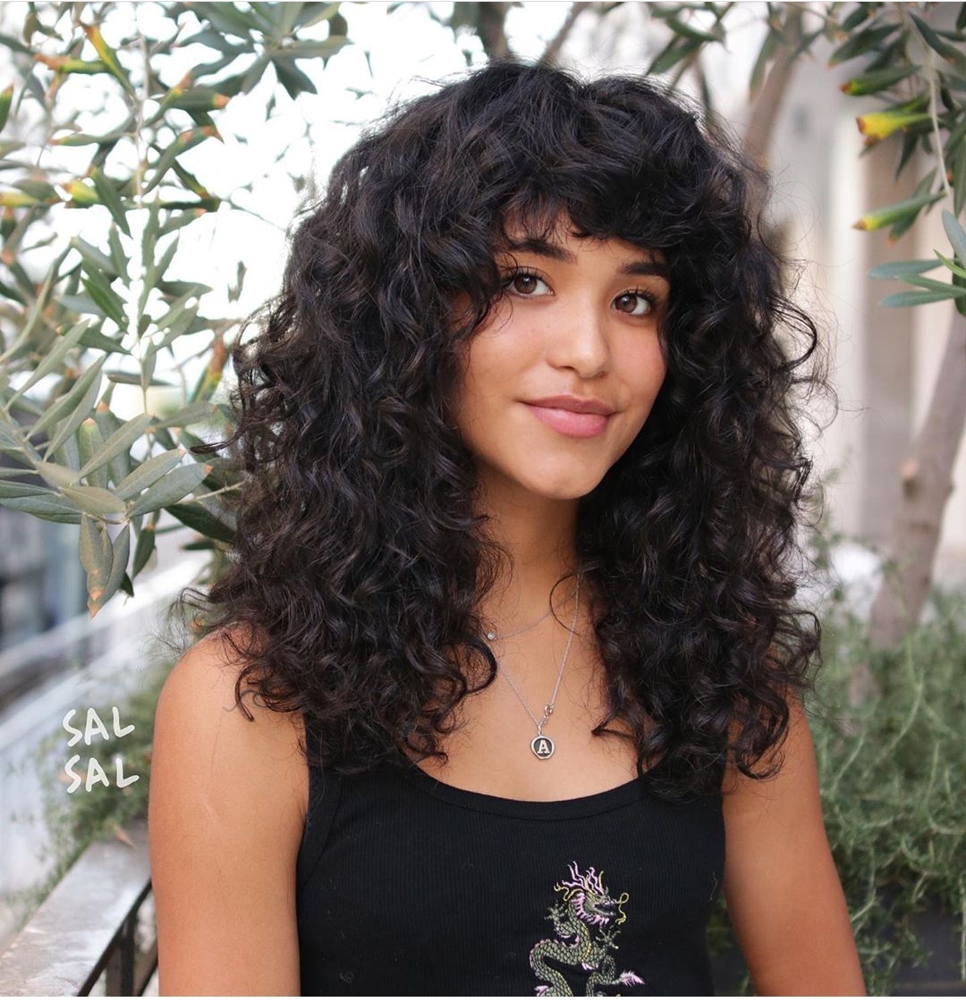 قصة الشعر المجعد بغرة Curly