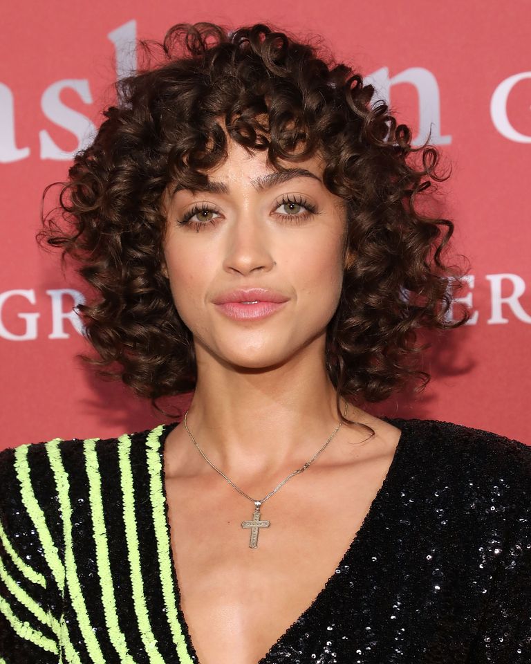 تسريحة الـ Curly Fringe