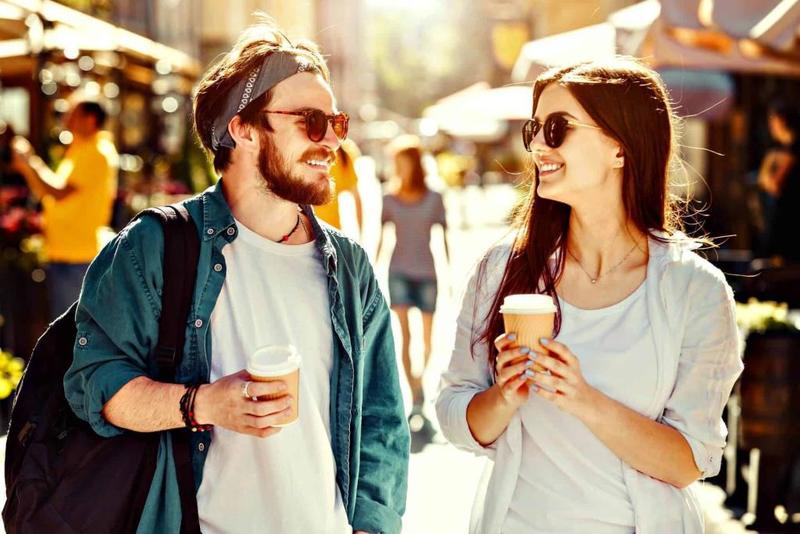 ينجذب الرجل إلى المرأة المرحة