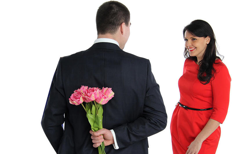 اهتمام الزوج بأسرته والعمل بجد من أجلهم دليل على حبه