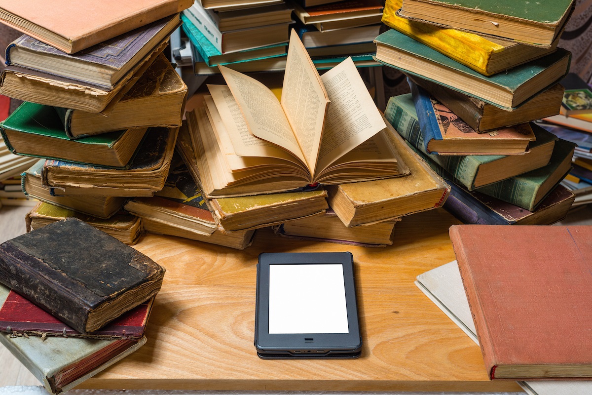 الكتب الورقية والإلكتروينة