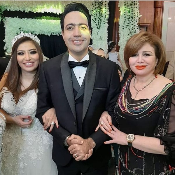 غادة ورجب وزوجها مع الفنانة الهام شاهين