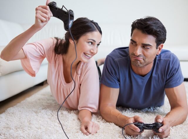 لعب ألعاب الفيديو سوياً