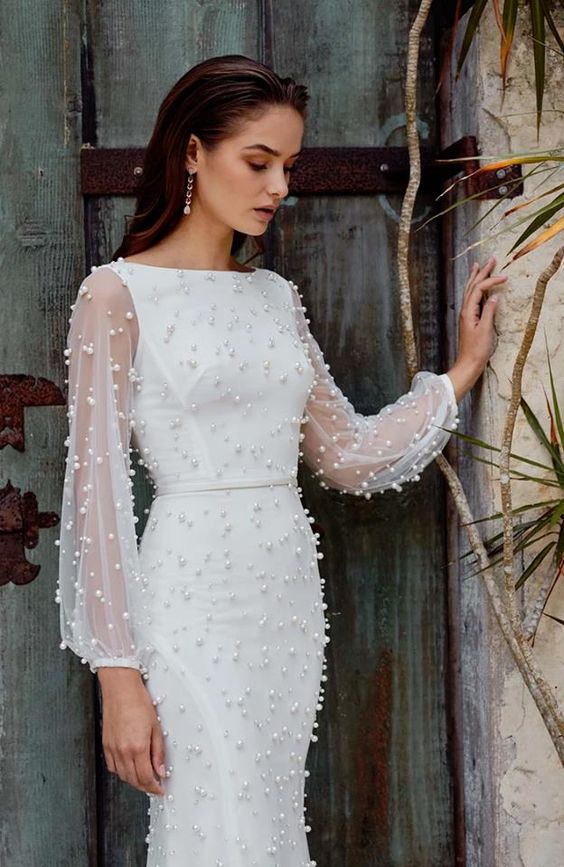فستان زفاف بأكمام من التل المزين باللؤلؤ