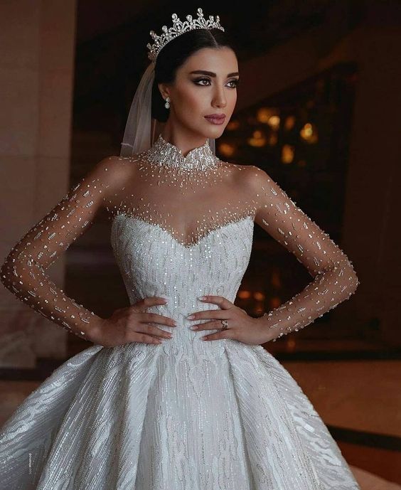 فستان زفاف بأكمام من التل المزين بالترتر اللامع