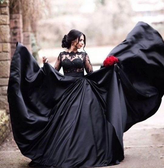 فستان زفاف أسود بأكمام طويلة