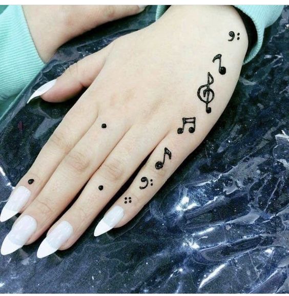 نقش حناء على شكل وردة كبيرة الحجم