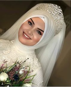ربطة عادية مع تاج وطرحة