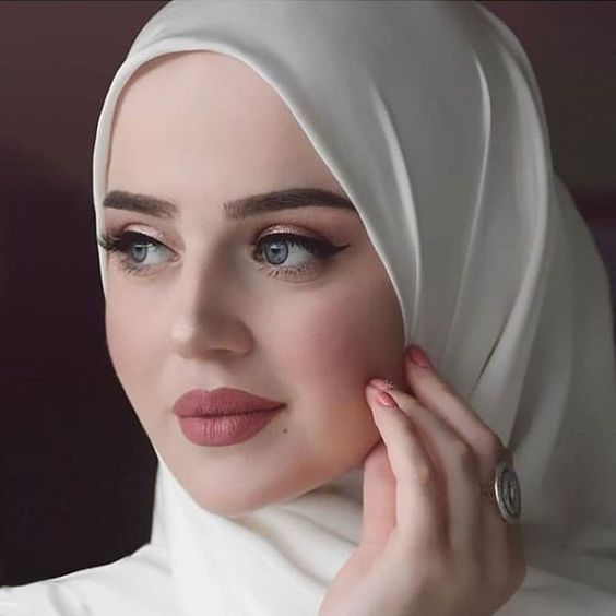 تربون مع تاج وطرحة طويلة