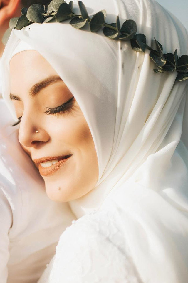 تيجان مع الفروع الخضراء