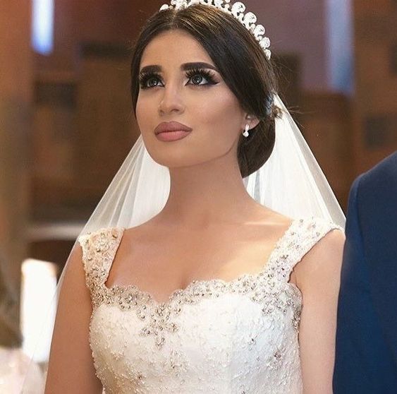  تصفيفة الكعكة المرفوعة مرفوقة بطرحة تصفيفة الكعكة المرفوعة مرفوقة بطرحة