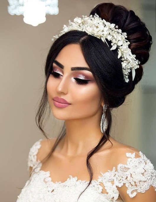 تسريحة الكعكة مع التاج