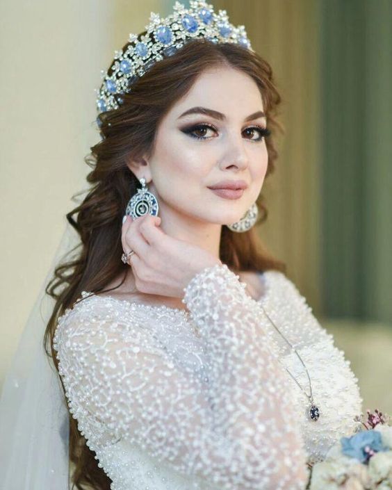 تسريحة الشعر الويفي المنسدل على جنب مع تاج ملكي