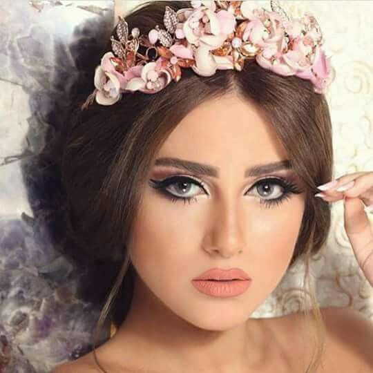 تسريحة مزينة بالورود للخطوبة